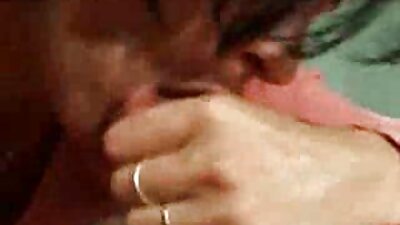 ทารกที่น่ารักไม่ได้แต่งตัวและมีเพศหญิงอยู่บนเตียง วีดีโอ โปั