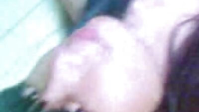เขาวางเจี๊ยบตูดแน่นบนอวัยวะเพศของเขาและระยำในปากของเขาด้วย . หนัง xxx วิดีโอ
